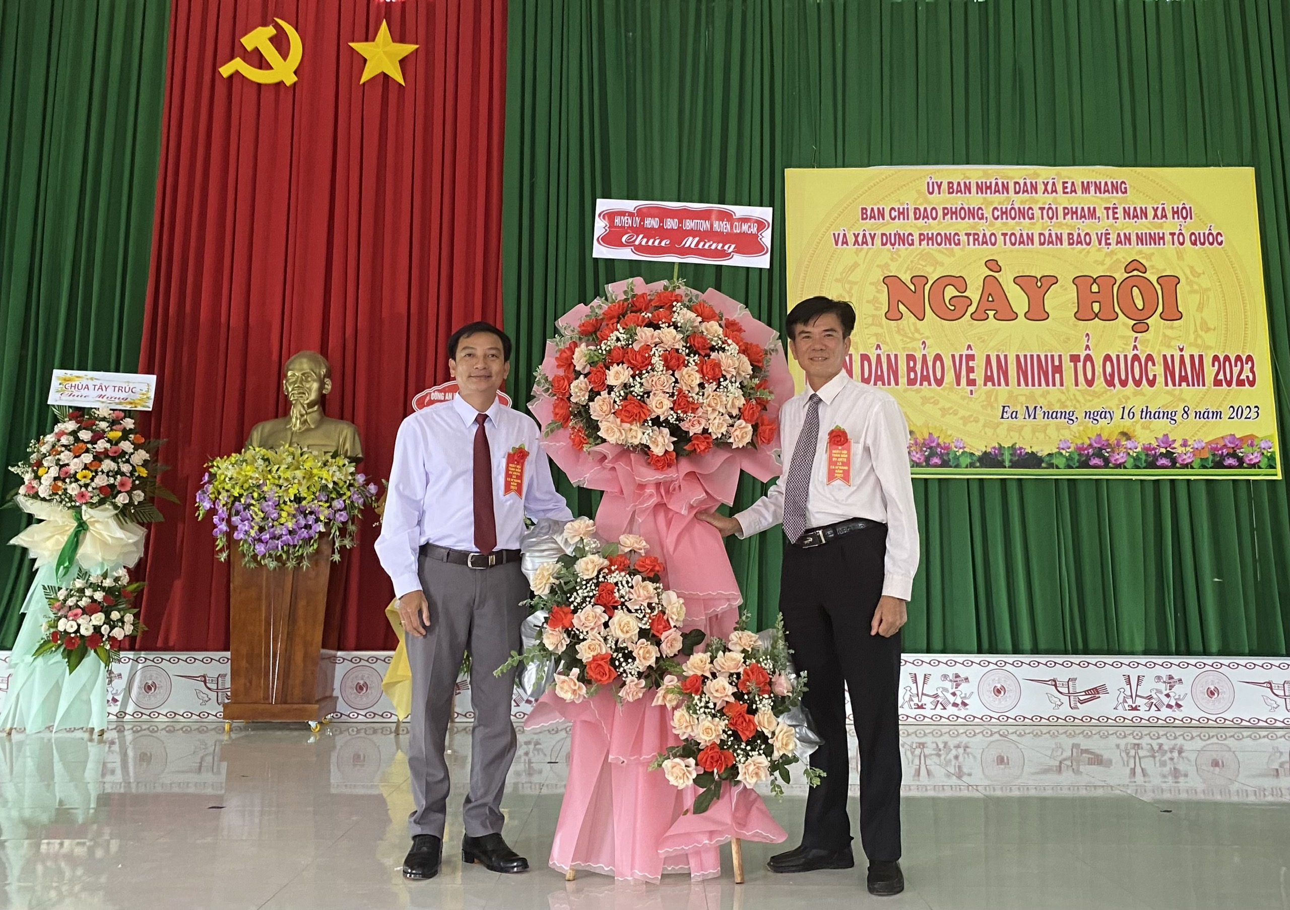 nhận hoa chúc mừng